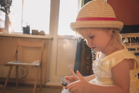 Little girl playing in gadgetの写真素材