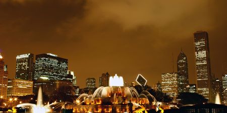Buckingham Memorial Fountain in Grant Park, Chicago at Nightの写真素材