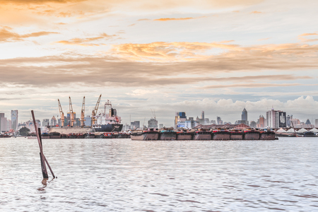 BANGKOK, THAILAND - SEPTEMBER 2, 2017: Industrial business loading containers shipping in the harbor BANGKOK THAILAND.のeditorial素材