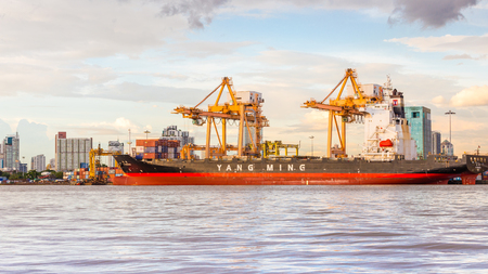 BANGKOK, THAILAND - SEPTEMBER 2, 2017: Industrial business loading containers shipping in the harbor BANGKOK THAILAND.のeditorial素材
