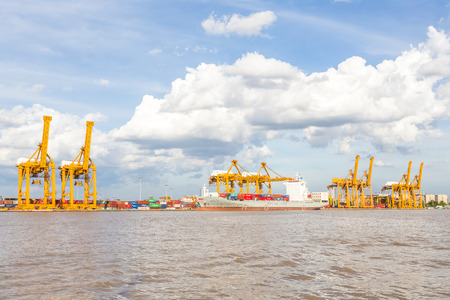 BANGKOK, THAILAND - SEPTEMBER 3, 2017: Industrial business loading containers shipping in the harbor BANGKOK THAILAND.のeditorial素材