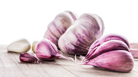 Garlic bulbs on wooden chopping boardの写真素材