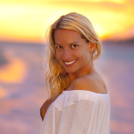 Attractive lady on the sandy tropical beach in saunseの写真素材