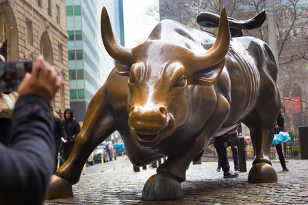 NEW YORK CITY - MAR 26: The landmark Charging Bull in Lower Manhattan represents aggressive financial optimism and prosperity March 26, 2015 in New York, NY, United States of America.のeditorial素材
