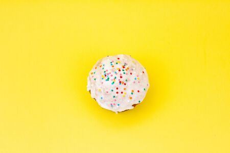 Easter cupcake on a pastel background, a concept for the Easter holiday . Minimalism, cupcake decorated for Easterの写真素材