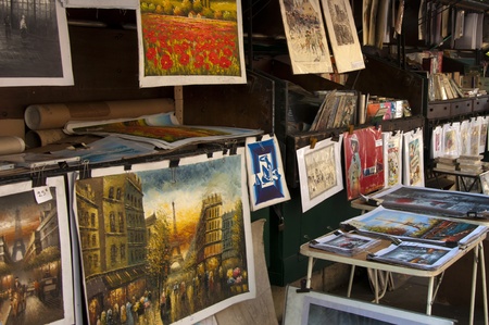PARIS - SEPTEMBER 29: street market with pictures of Paris on September 29, 2011 in Paris.のeditorial素材
