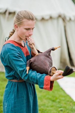 KOLOMNA - JUNE 11: musician (piper) plays the bagpipes on russian historical festival on June 11, 2012 in Kolomna, Russia のeditorial素材