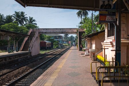 HIKKADUWA, SRI LANKA - MARCH 16, 2019: Railway platform on station and rails in the city of Hikkaduwa in Sri Lanka day viewのeditorial素材