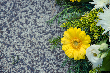 gerber wreath decoration on graveの写真素材