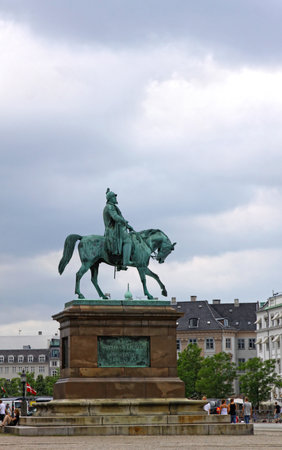 Bronze statue of Frederik VII of Denmark  1808 â 1863  sitting on his horse in front of Christiansborg Palace in Copenhagen, Denmarkのeditorial素材