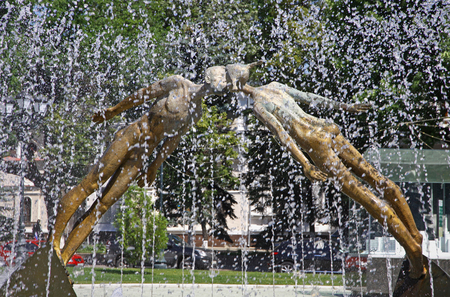 KHARKIV, UKRAINE - JUNE 13, 2012  Monument of Lovers  or Monument of Kiss  on June 13, 2012 in Kharkiv, Ukraine  Opened in 2003, architect Dmytro Ivanchenkoのeditorial素材