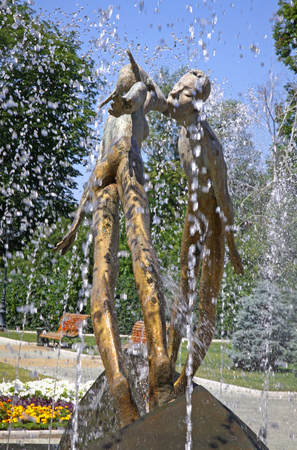 KHARKIV, UKRAINE - JUNE 13, 2012  Monument of Lovers  or Monument of Kiss  on June 13, 2012 in Kharkiv, Ukraine  Opened in 2003, architect Dmytro Ivanchenkoのeditorial素材
