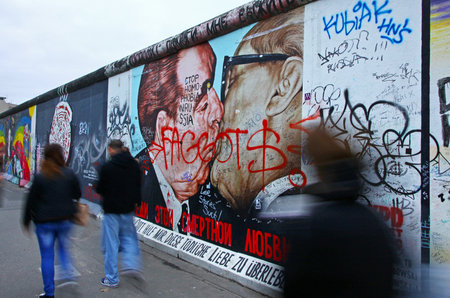 BERLIN - NOVEMBER 10, 2013  People walking near East Side Gallery on November 10, 2013 in Berlin, Germany  Itのeditorial素材