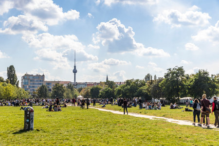 BERLIN, GERMANY - SEPTEMBER 17, 2017: People enjoy sunny Sunday at Mauerpark. Situated in âdeath stripâ of Berlin Wall (Mauer) Mauerpark is now a social, cultural and artistic center of Berlinのeditorial素材
