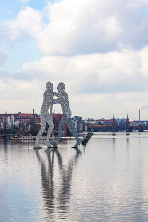 BERLIN, GERMANY - FEBRUARY 25, 2015: Molecule Man sculpture on Spree River in Berlin. Designed by Jonathan Borofsky, dedicated to the unity of three districts: Friedrichshain, Kreuzberg and Treptowのeditorial素材