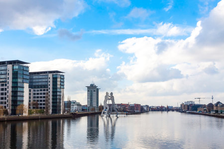 BERLIN, GERMANY - FEBRUARY 25, 2015: Molecule Man sculpture on Spree River in Berlin. Designed by Jonathan Borofsky, dedicated to the unity of three districts: Friedrichshain, Kreuzberg and Treptowのeditorial素材