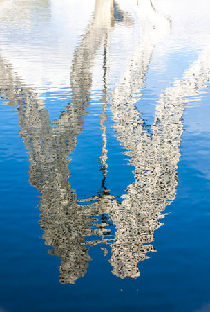 BERLIN, GERMANY - FEB 25, 2015: Molecule Man sculpture reflected on Spree River in Berlin. Designed by Jonathan Borofsky, dedicated to the unity of 3 districts: Friedrichshain, Kreuzberg and Treptowのeditorial素材