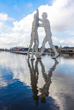 Berlin, Germany - February 25, 2015: Molecule Man sculpture on Spree River in Berlin. Designed by Jonathan Borofsky, dedicated to the unity of three districts: Friedrichshain, Kreuzberg and Treptowのeditorial素材