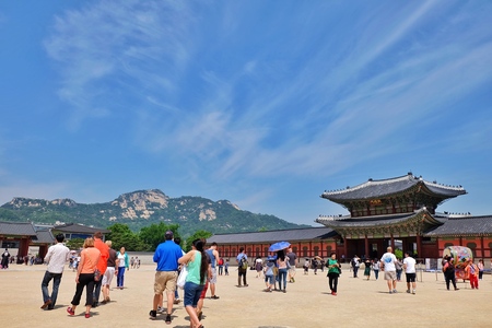 SEOUL, SOUTH KOREA -MAY 21: Hundreds of tourists gather outside of Gyeongbokgung Palace on May 21, 2016 in Seoul, South Korea.のeditorial素材