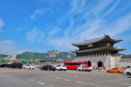 SEOUL, SOUTH KOREA -MAY 21: Hundreds of tourists gather outside of Gyeongbokgung Palace on May 21, 2016 in Seoul, South Korea.のeditorial素材