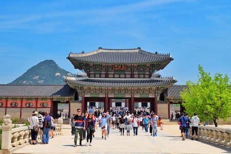 SEOUL, SOUTH KOREA -MAY 21: Hundreds of tourists gather outside of Gyeongbokgung Palace on May 21, 2016 in Seoul, South Korea.のeditorial素材
