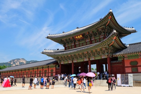 SEOUL, SOUTH KOREA -MAY 21: Hundreds of tourists gather outside of Gyeongbokgung Palace on May 21, 2016 in Seoul, South Korea.のeditorial素材
