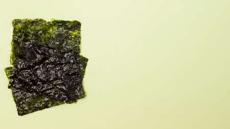 Crispy Dried Seaweed Japanese Snack Banner Copy Space Green Backgroundの写真素材