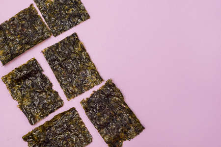 Crispy Dried Seaweed Japanese Snack Pink Background Copy Spaceの写真素材
