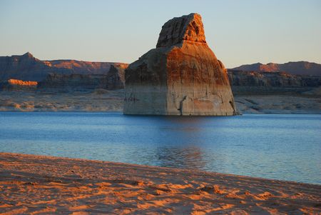 Daylight breaks on lone sandstone formation in bayの写真素材