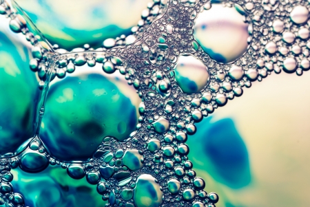 On the surface of the foam, drip into the paint