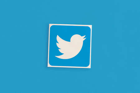 MOSCOW, RUSSIA - 12 OCT 2021: Twitter logo on a pink backgroundのeditorial素材