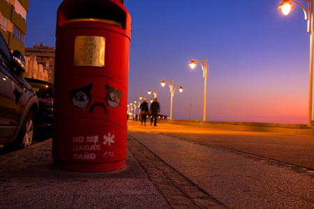 Trash can. A sad garbage can with the inscription "Do not hurt me". Cádiz. Picture taken ? ? "February 10, 2018.のeditorial素材