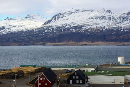 Norwegian Lodge on the shores of the Northern ocean in the background of the Bay and the mountainsの写真素材