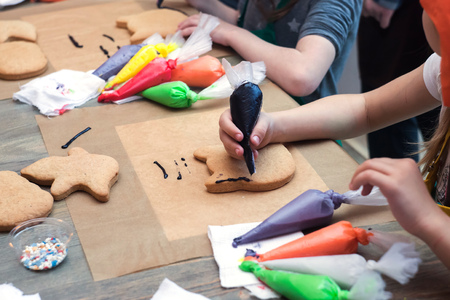 culinary class for children - decor of gingerbread crockery, gingerbread decoration processの写真素材