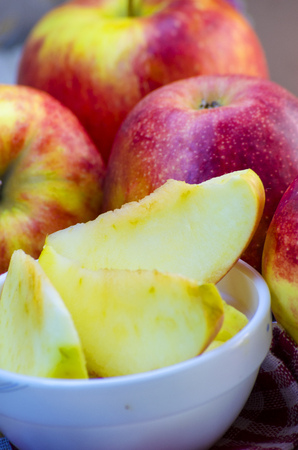 pieces of sliced apples on a plate on the tableの写真素材
