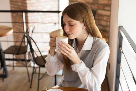 portrait of an attractive woman in the city with coffee. copyspaceの写真素材