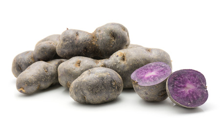 Vitelotte potatoes isolated on white background heap of whole and two purple halves
の写真素材