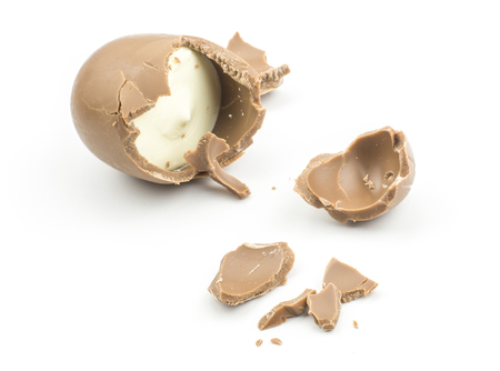 One milk chocolate eggs cracked in pieces isolated on white background
の写真素材