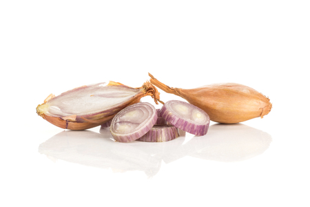 Shallot set one unpeeled with a half and sliced rings isolated on white background
の写真素材