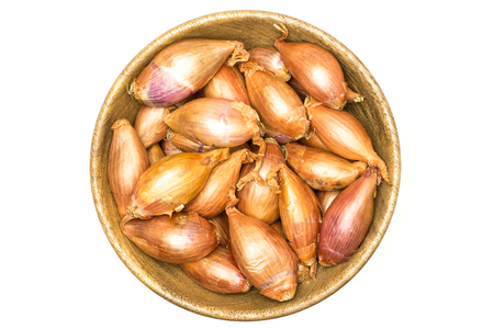 Long shallot in a wooden bowl top view isolated on white background
の写真素材
