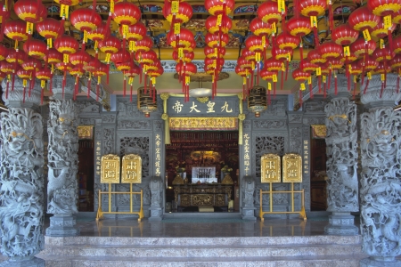 Red Chinese lanterns hanging from the ceiling in a Buddhist templeのeditorial素材