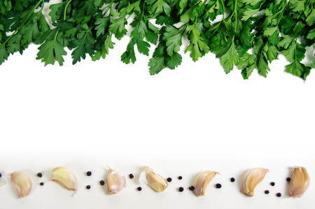 slices of fresh garlic, green parsley and black pepper peas isolの写真素材