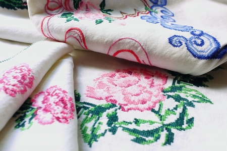 Table-cloth and table-napkins with embroidered flowers and decorative ornament