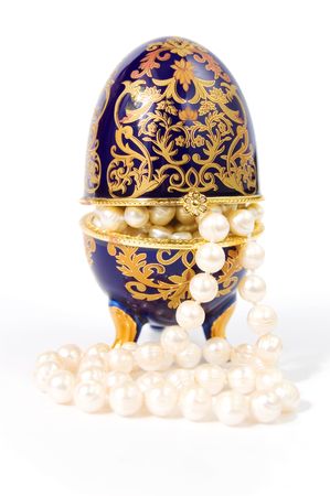 Egg shaped casket with a pearl necklace  isolated on whiteの写真素材