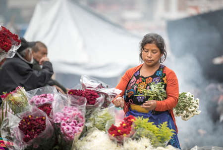 chichicastenango, Guatemala, 27th February 2020: mayan woman selling flowers at a marketのeditorial素材