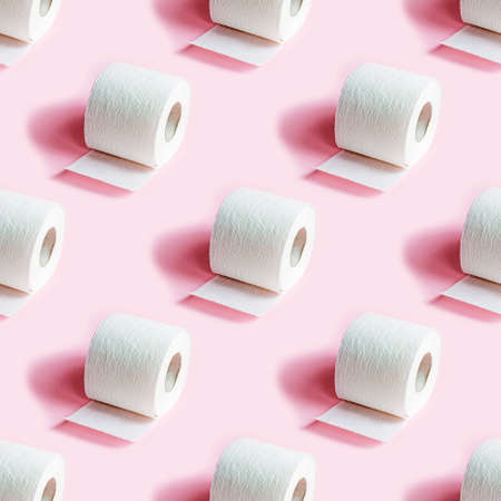 White toilet paper roll repeat seamless pattern on light pink background.の写真素材