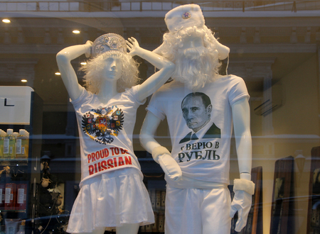 MOSCOW, RUSSIA - JAN 11, 2015: Christmas shop window mannequins in a beauty salon (Inscriptions on T-shirts:のeditorial素材