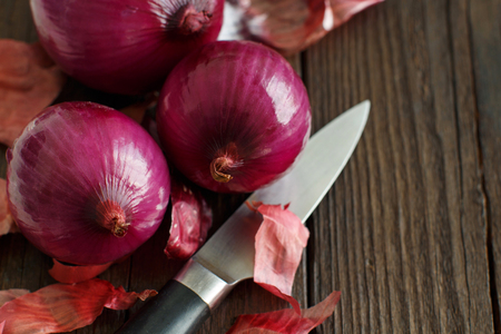 Red onions on a wooden table close upの写真素材