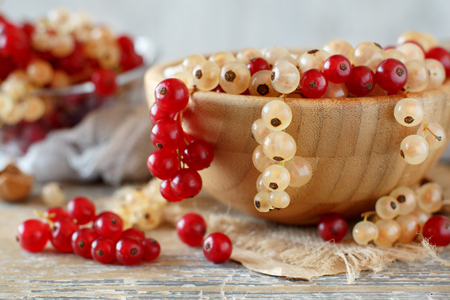 Ripe white and red currant berries in a bowl close upの写真素材