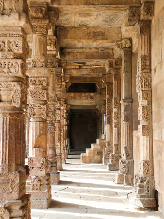 Carving pillars in Qutub Minar New Delhi, Indiaの素材 [FY310114482721]